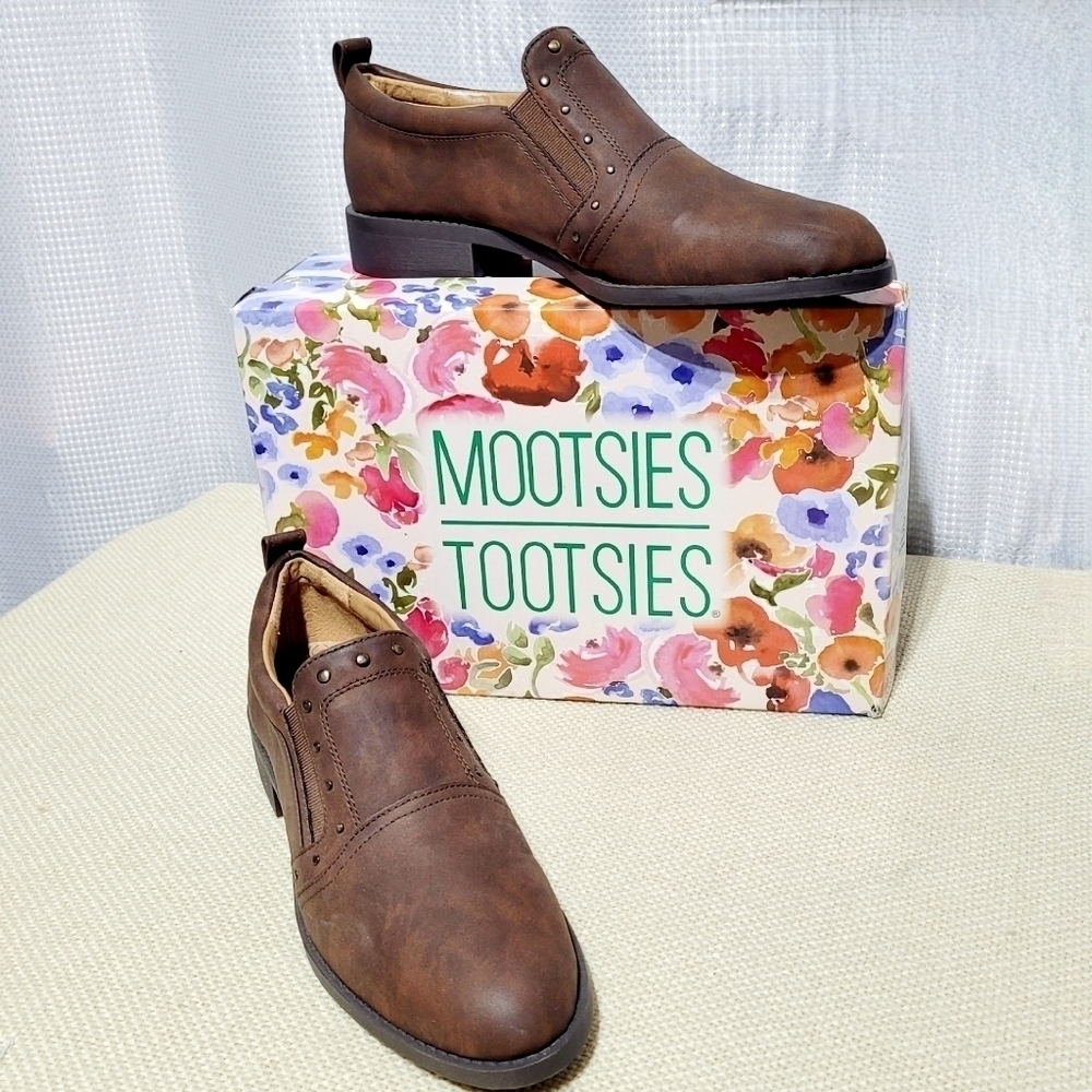 NWT Mootsie Tootsie Kira Distressed Chocolate Slip-on (9.5M)